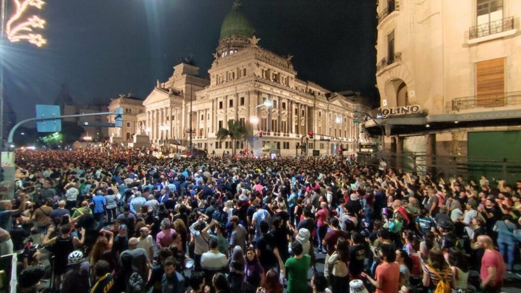 Al igual que cuando se anunció el DNU, la izquierda encabeza la convocatoria a un cacerolazo en Congreso en rechazo al discurso de Milei.