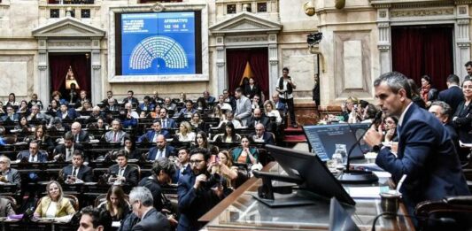 Con 142 votos afirmativos, la Ley Bases consiguió la media sanción. Ahora, los diputados pasan a votar el proyecto de forma particular.