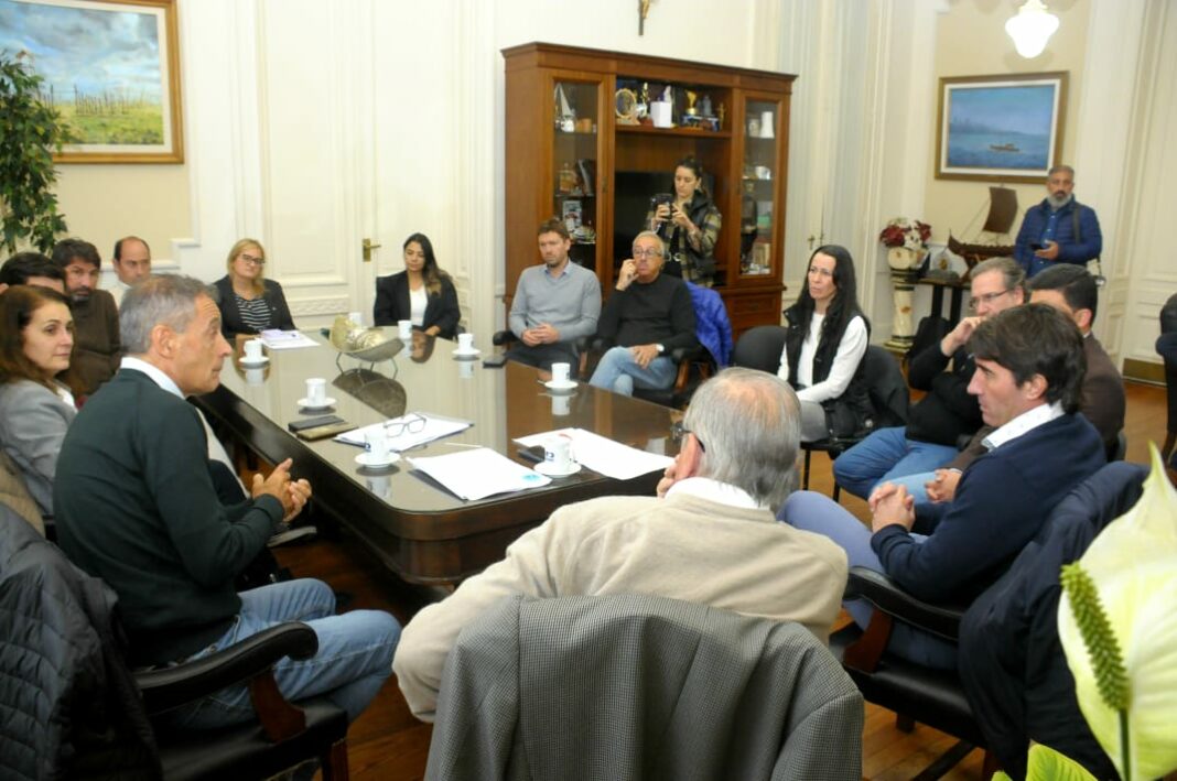Los diputados del bloque Acuerdo Cívico UCR-GEN realizaron una recorrida por Tandil para unificar los reclamos contra la gestión del IOMA.