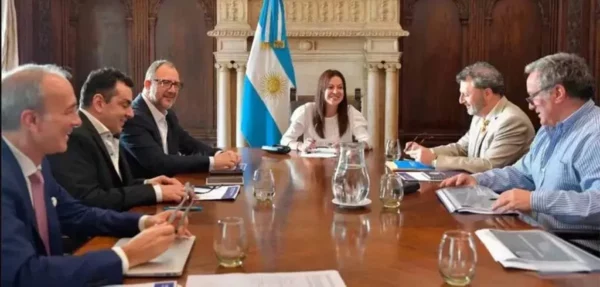 En la antesala a lo que se espera que sea una multitudinaria marcha por el Día del Trabajador, el Gobierno se reúne este martes con el Consejo del Salario Mínimo.