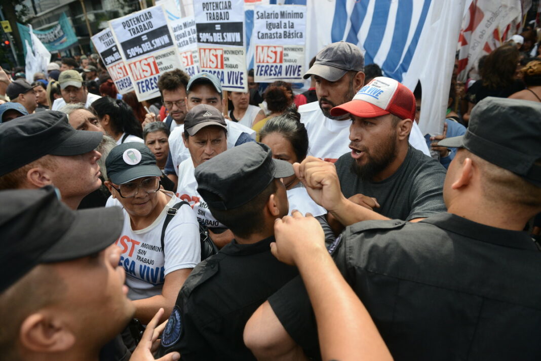 A partir de este lunes, y por disposición del Gobierno nacional, el Fondo de Integración Socio Urbana estará administrado por la cartera de Luis Caputo.