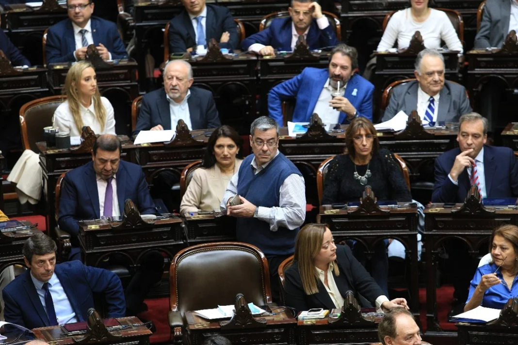 El bloque de diputados de Unión por la Patria solicitó una sesión especial para el martes a las 11 horas, con el objetivo de tratar el DNU.