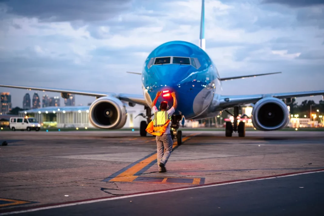 Tras el dictamen de la ley bases, los trabajadores de Aerolíneas Argentinas se pusieron en estado de alerte para rechazar modificaciones en los convenios de trabajo.