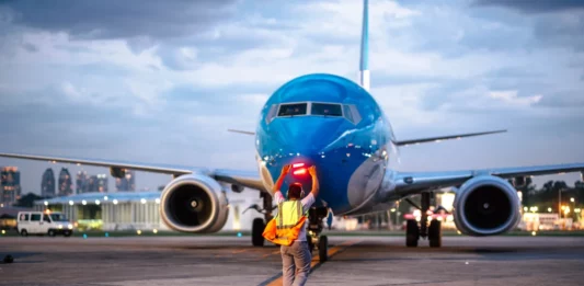 Tras el dictamen de la ley bases, los trabajadores de Aerolíneas Argentinas se pusieron en estado de alerte para rechazar modificaciones en los convenios de trabajo.