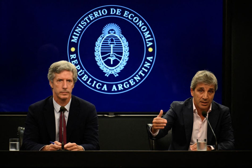Luego de que el dólar blue perforara el techo de los $1500, el ministro de Economía, Luis Caputo, precisó detalles de la fase 2 del Gobierno. Enterate de todos los detalles.
