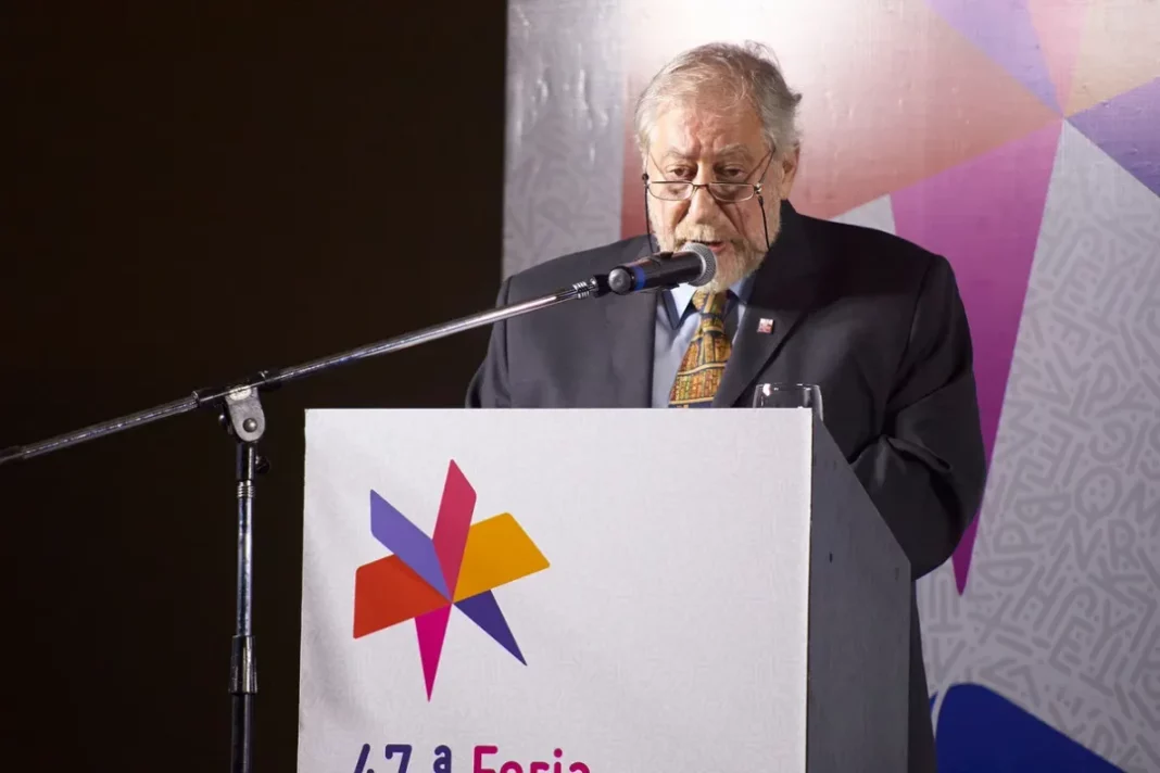 Alejandro Vaccaro abrió la Feria del Libro con duras críticas a Milei y un discurso en defensa de la cultura argentina.