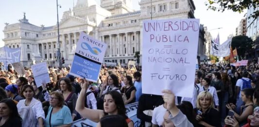 Tras la masiva convocatoria, el Gobierno convocó a una reunión a las universidades para el próximo martes.