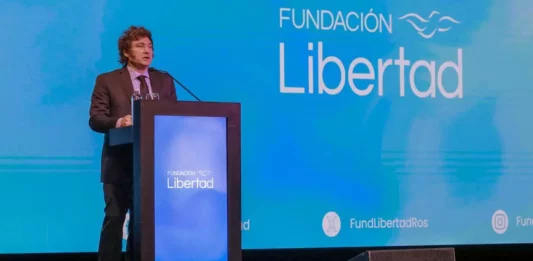 Milei dio un ferviente discurso en defensa de su programa económico y tiró dardos para todos lados.