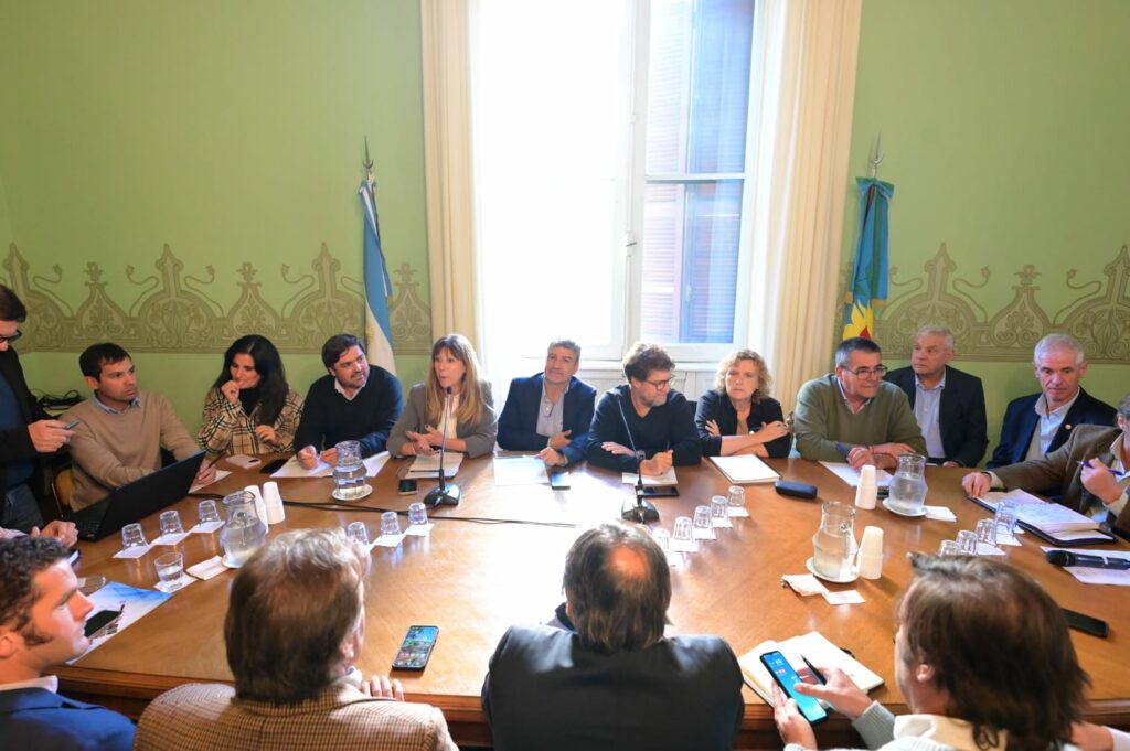 La Mesa de Enlace bonaerense con los diputados del interbloque de Juntos por el Cambio.