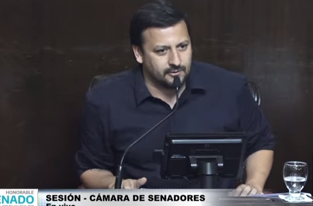 El senador camporista Emmanuel González Santalla respaldó la ley para evitar inundaciones en el Conurbano.