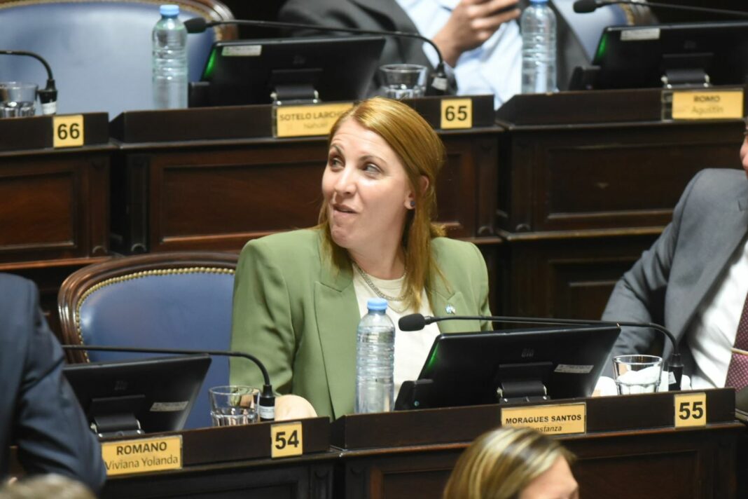 La diputada bonaerense, Constanza Moragues, que responde a Victoria Villarruel, firmó un comunicado que luego tuvo que salir a aclarar. Su confuso discurso y sus votos al kirchnerismo.