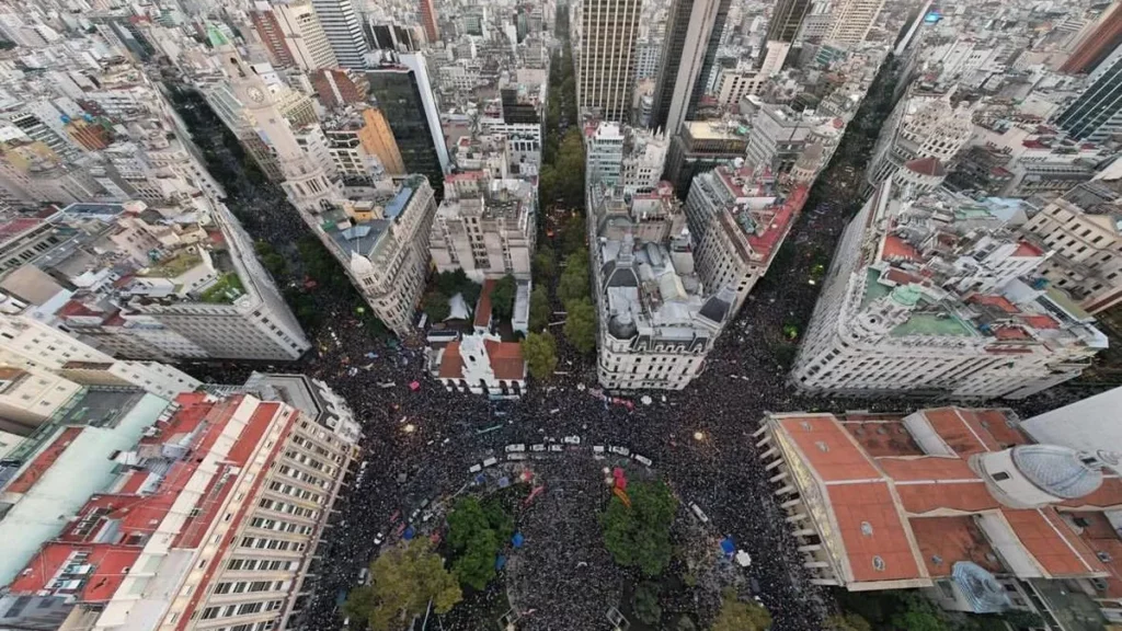 A la marcha universitaria se habrían plegado al menos 430 mil personas.