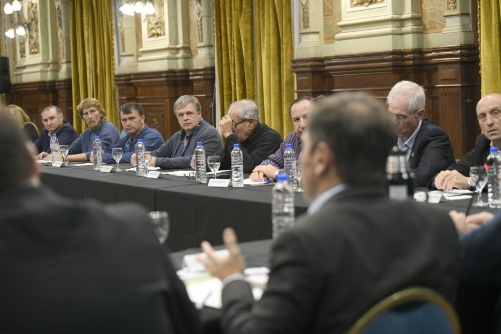 Kicillof recibió a representantes de la Mesa Agropecuaria y afirmó que las partidas impositivas están dentro de lo que establece la ley.