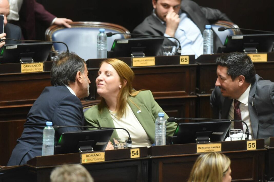 Constanza Moragues saluda con afecto a la espada de Sergio Massa en Diputados, Rubén “Turco” Eslaiman.