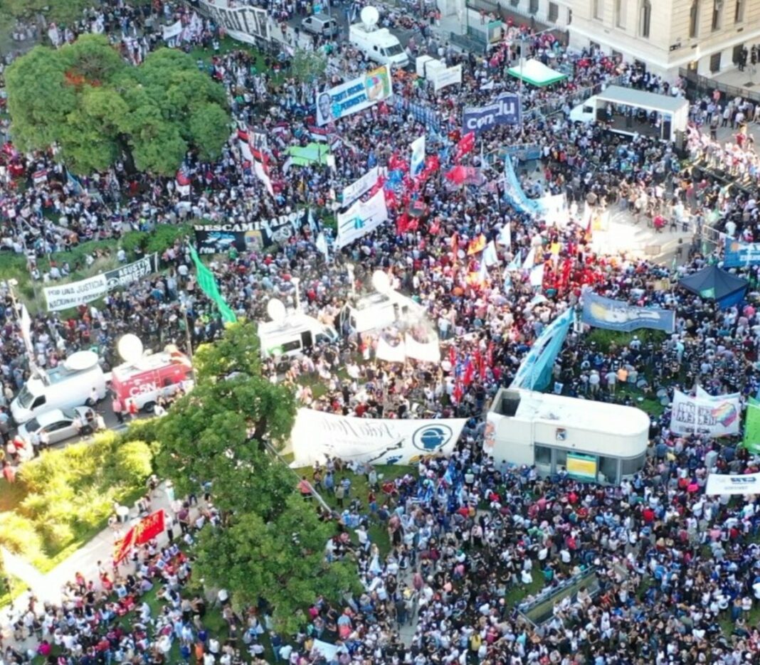 Los distintos sectores de la oposición se organizan para llevar una mega movilización al Congreso el día del debate de la Ley Bases.