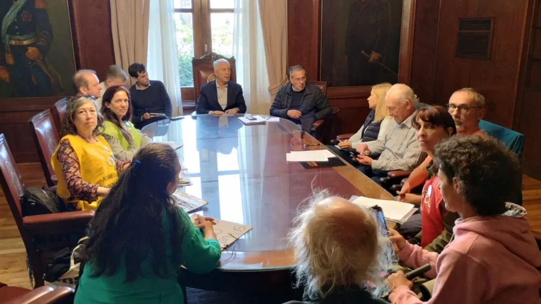 El intendente de La Plata, Julio Alak, se reunió con la Asamblea de Vecinos Inundados, el Conicet y la UNLP para articular medidas de reducción de riesgos.