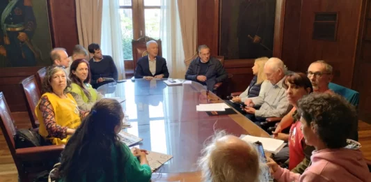 El intendente de La Plata, Julio Alak, se reunió con la Asamblea de Vecinos Inundados, el Conicet y la UNLP para articular medidas de reducción de riesgos.