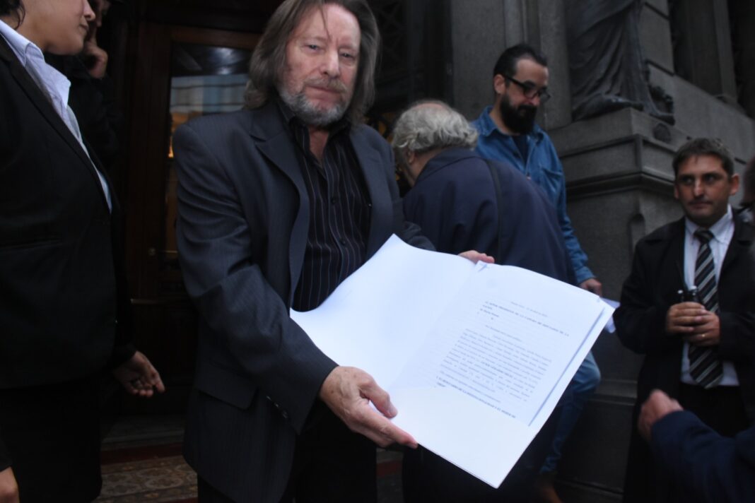 Referentes de derechos humanos, encabezados por el abogado Adolfo Pérez Esquivel, presentaron formalmente el pedido de juicio político contra el presidente Javier Milei.