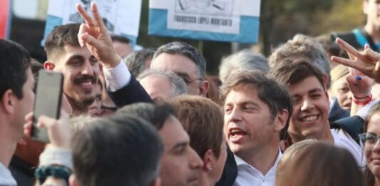 El gobernador bonaerense, Axel Kicillof, participó este martes junto a todo su Gabinete de la marcha universitaria y lanzó una dura advertencia al jefe de Estado.