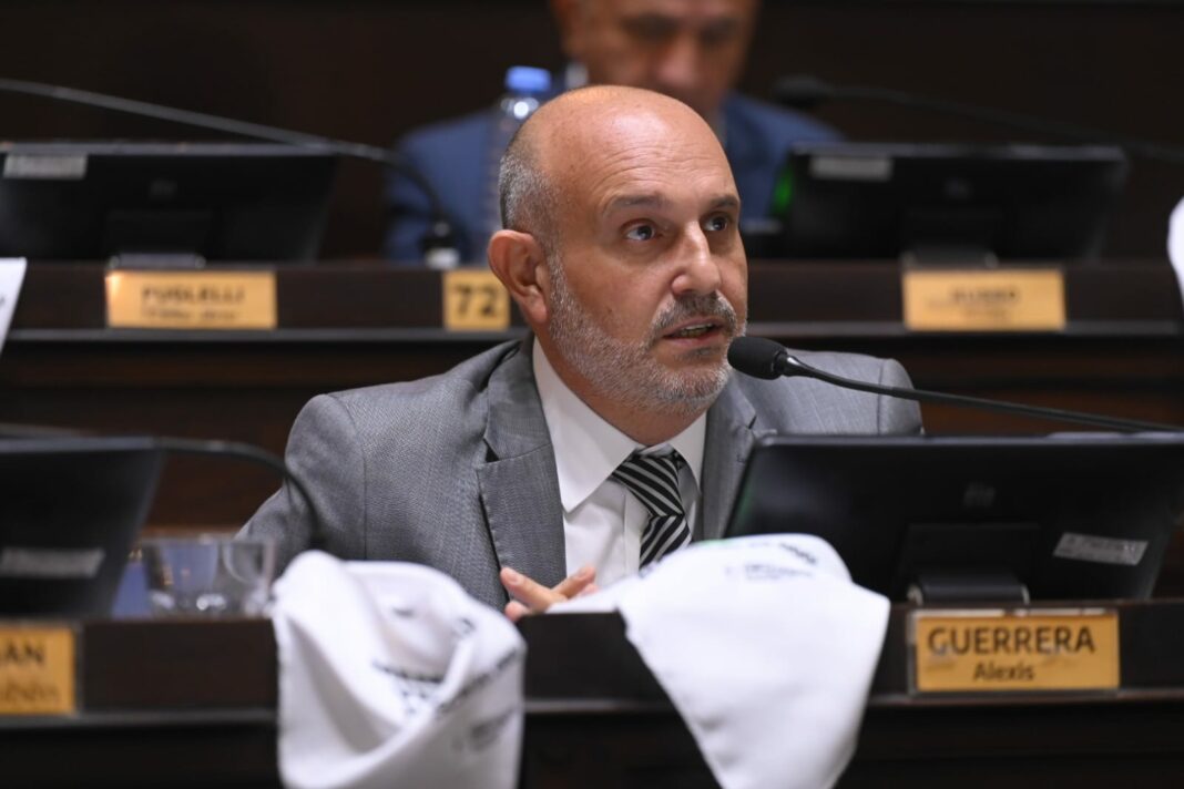 El vicepresidente de la Cámara de Diputados bonaerenses, Alexis Guerrera, cuestionó las reformas contempladas en el paquete fiscal de Milei.