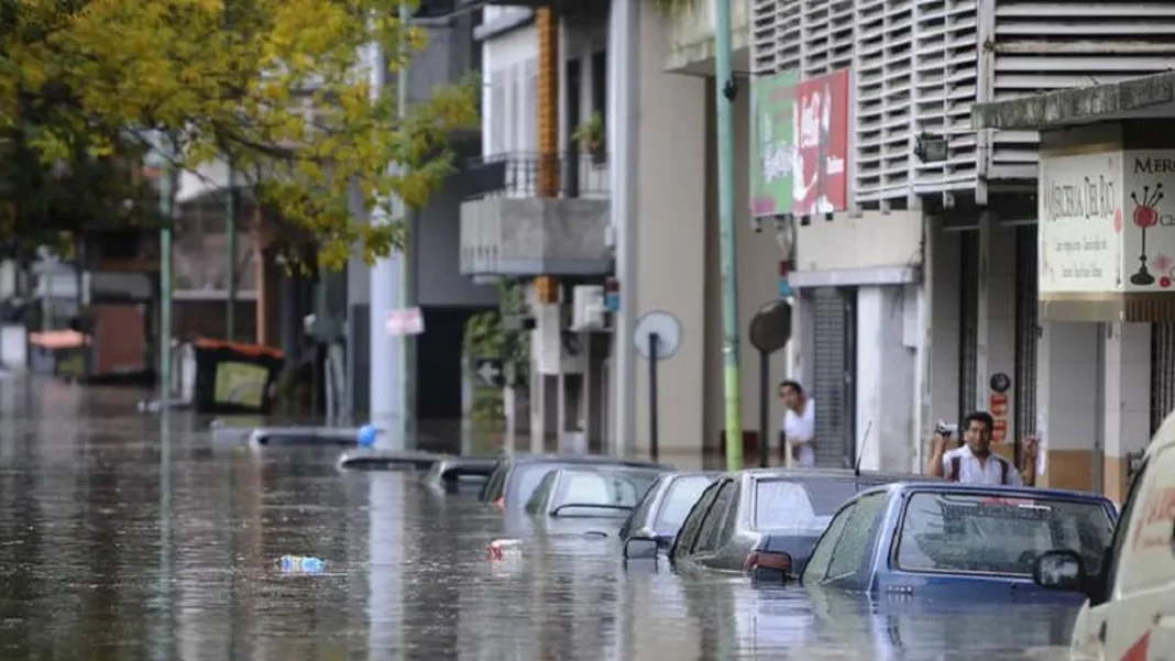 El diputado peronista Carlos Puglelli propuso declarar como “zona de emergencia y desastre económico” a los municipios afectados por las inundaciones.