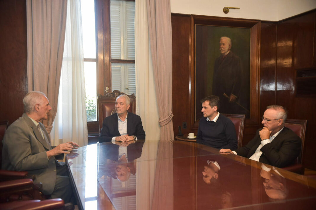 El intendente de La Plata, Julio Alak, se reunió con el director del Conicet y le solicitó asistencia para garantizar el orden urbano de la ciudad.