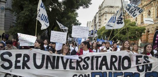 El Gobierno nacional hace la vista gorda a los reclamos presupuestarios mientras la marcha universitaria no para de convocar sectores de la oposición.