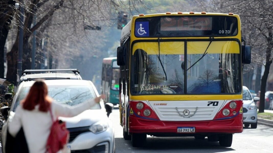 La UTA analiza convocar a un paro de colectivos para el miércoles 25 de abril, en caso de no llegar a un acuerdo con las cámaras empresariales.