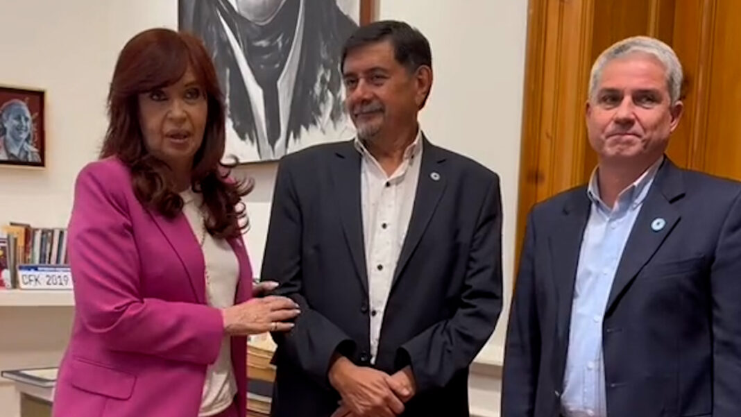 La expresidenta, Cristina Kirchner, recibió a ex combatientes de Malvinas de La Plata y destacó su lucha para frenar la derogación de la Ley de Tierras incluida en el DNU de Milei.