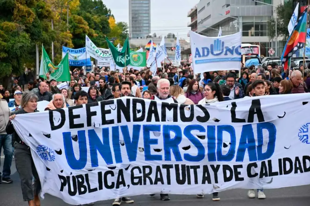 Tras los anuncios del Gobierno, los rectores universitarios desmintieron un acuerdo y volvieron a convocar a la marcha federal del 23 de abril.