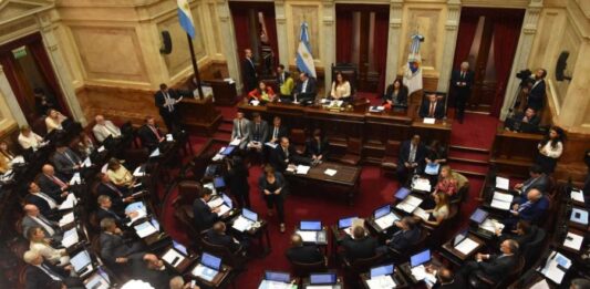 A contramano del ajuste pregonado por el Ejecutivo nacional, senadores aprobaron a mano alzada y sin debate un aumento a sus dietas.