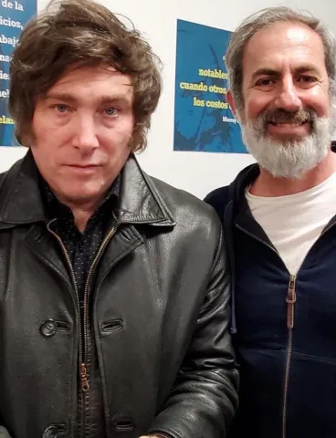 El concejal libertario de Luján, Pablo Carnevale, junto al presidente Javier Milei.