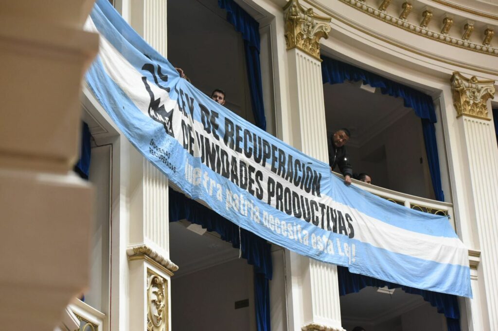 Los palcos de la Cámara de Diputados bonaerense, copados por representantes de empresas recuperadas durante la sesión ordinaria de este miércoles.