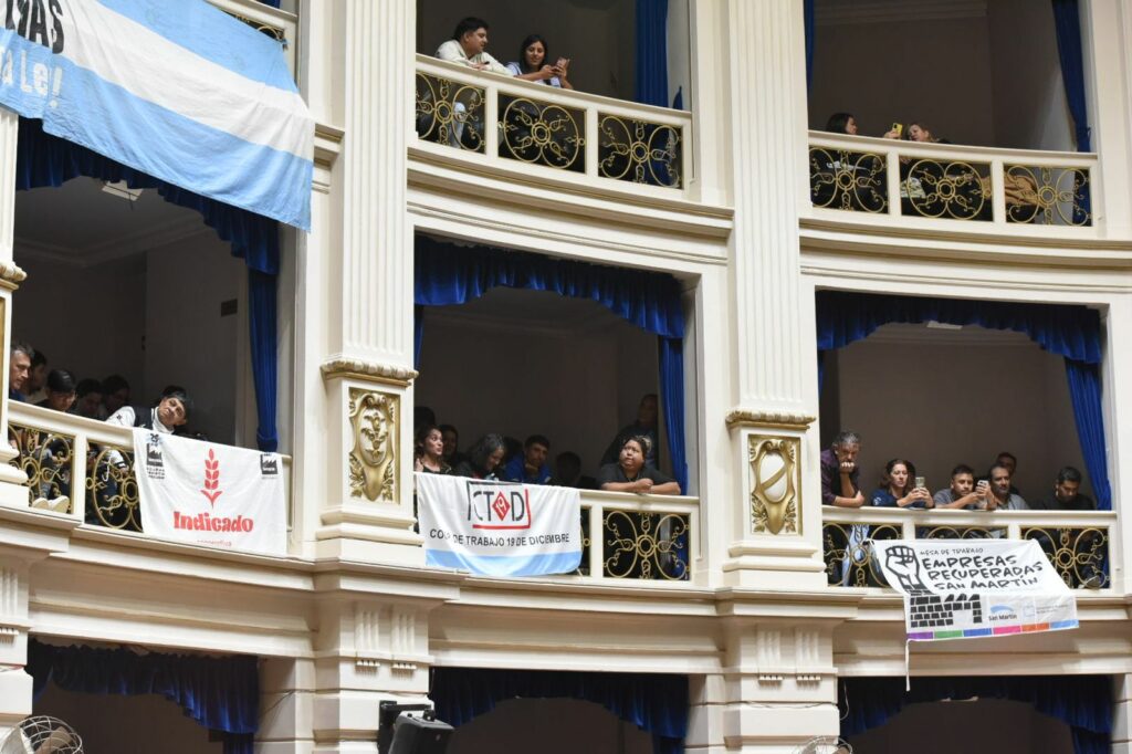 Los palcos de la Cámara de Diputados bonaerense, copados por representantes de empresas recuperadas durante la sesión ordinaria de este miércoles.