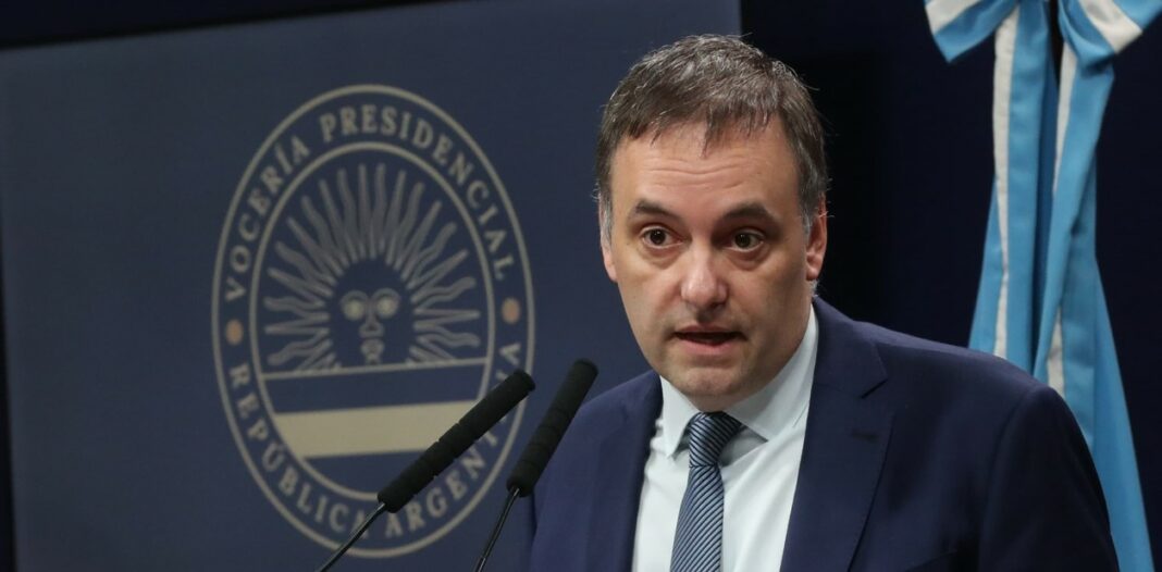 Manuel Adorni afirmó que la “motosierra representa el plan económico de Milei” y deseó que esté presente “por ocho años” en el país.