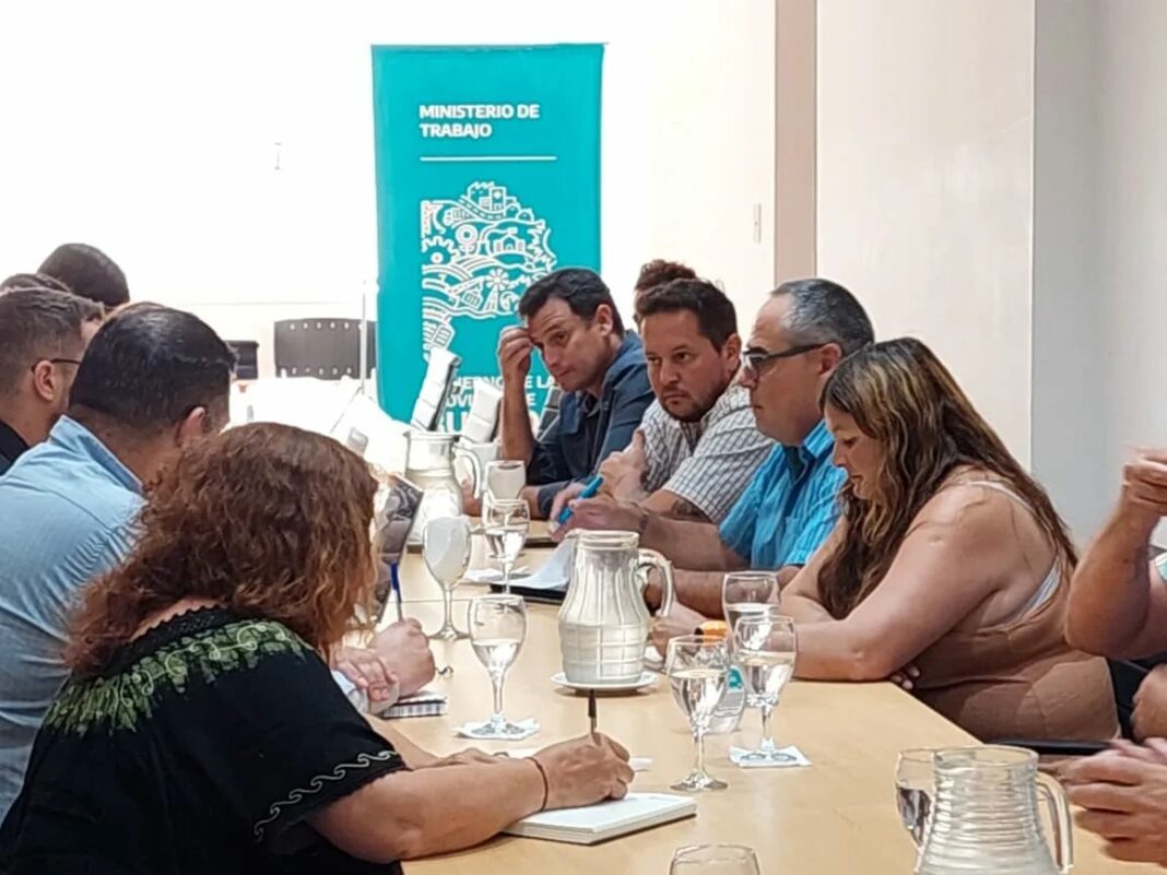 Al igual que a los estatales, el Ejecutivo provincial, a cargo de Axel Kicillof, le ofreció este miércoles a los judiciales bonaerenses un aumento del 9,5% para el mes de abril.