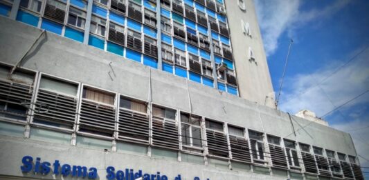 Tal como sucedió en San Nicolás el año pasado, la oposición de La Plata busca eliminar la obligatoriedad del IOMA en los trabajadores municipales.
