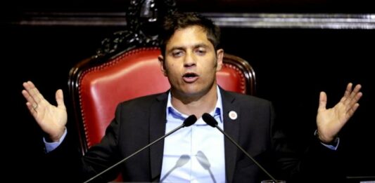 Kicillof tiró un lance a los gremios y promulgó una Ley que deroga decretos de gobiernos de facto que limitaban sus funciones.