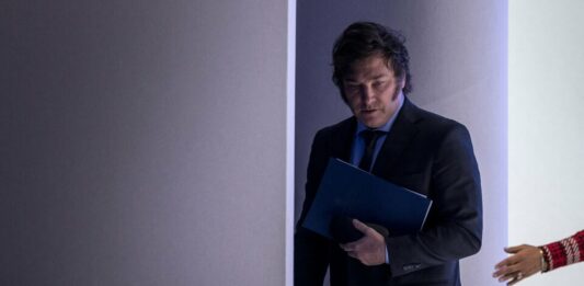 El presidente Javier Milei resolvió interrumpir la gira que inició en Estados Unidos y este domingo emprende vuelo rumbo a la Argentina.