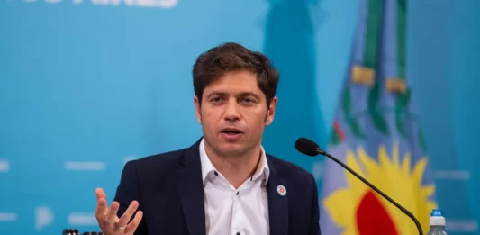 El gobernador bonaerense, Axel Kicillof, demandó en la Corte Suprema al Ejecutivo nacional, a cargo de Javier Milei, por el recorte de fondos en Transporte y Educación.