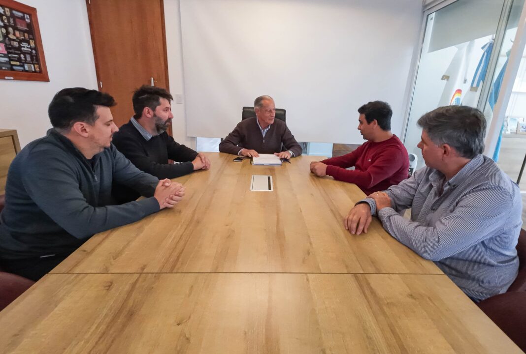El intendente de La Costa, Juan de Jesús, se reunió con funcionarios bonaerenses para potenciar el sector industrial.