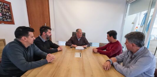 El intendente de La Costa, Juan de Jesús, se reunió con funcionarios bonaerenses para potenciar el sector industrial.