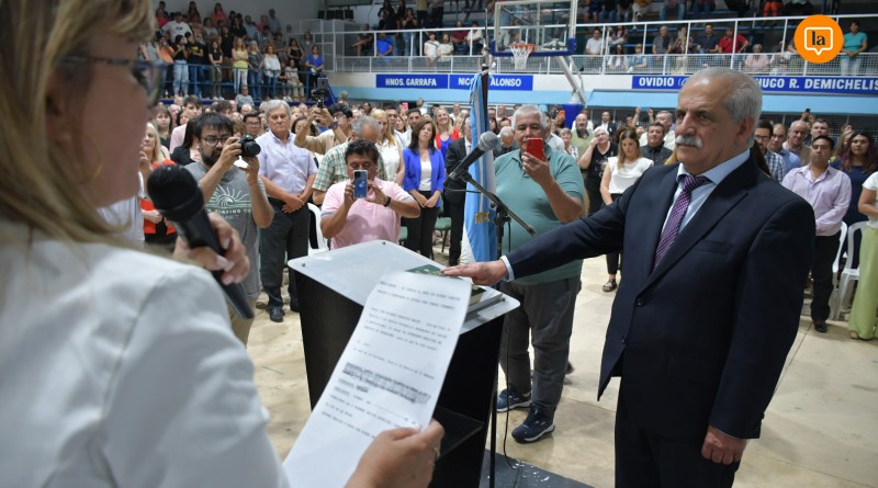 Ricardo Marino durante su jura como intendente de Patagones. El histórico gremialista mercantil, le puso fin a los ocho años de gestión PRO de José Luis Zara.