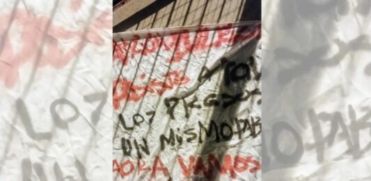 La amenaza contra Bullrich apareció en un cartel colgado de un puente en la Avenida Circunvalación de Rosario, en la previa a su conferencia de prensa con Pullaro.