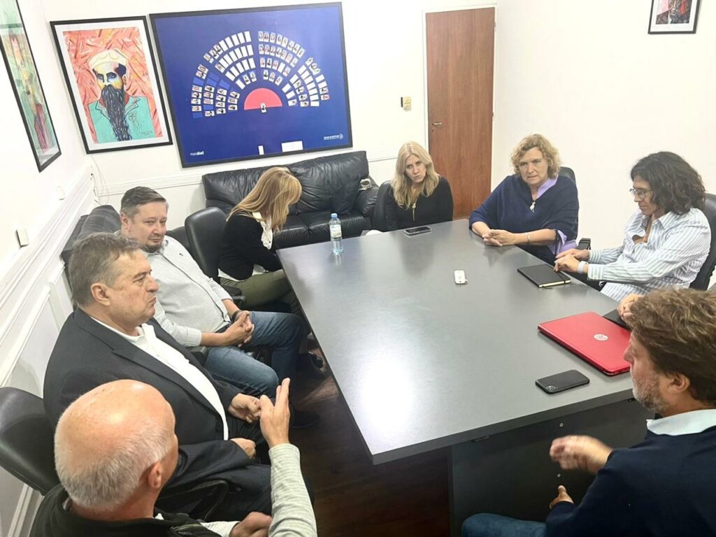 La delegación de legisladores radicales con las autoridades del Instituto Médico Platense. 