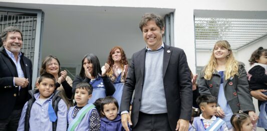 El Gobernador bonaerense, Axel Kicillof, saca pecho al inaugurar este miércoles el jardín de infantes n°100 de su gestión. “Esto es el Estado”, afirmó.