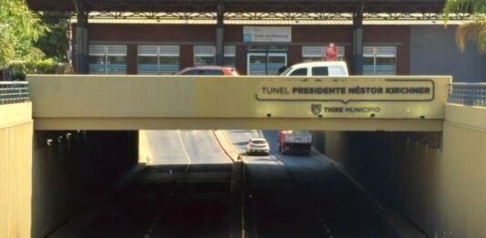 En Tigre, los bloques de concejales de Juntos y de La Libertad Avanza presionan para cambiar el nombre al túnel Néstor Kirchner por “Víctimas de Once”.