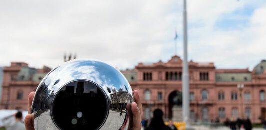 Una diputada de la Coalición Cívica presentó el primer proyecto en la Legislatura bonaerense que pide investigar a WordCoin, la empresa que escanea iris por criptomonedas.