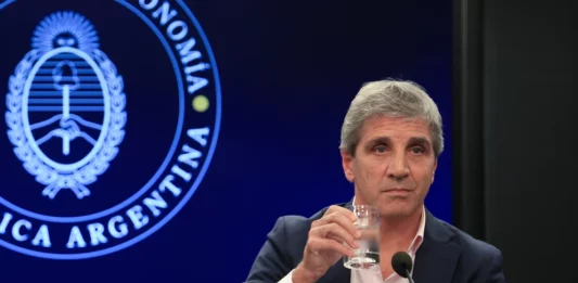 Cristina Kirchner criticó al ministro de Economía por sugerir que los argentinos deberán “vender los dólares para pagar impuestos”.