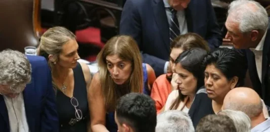 Previo al debate de la ley ómnibus, el Gobierno cedió ante las tensiones con la oposición y quitó artículos de la reforma laboral.